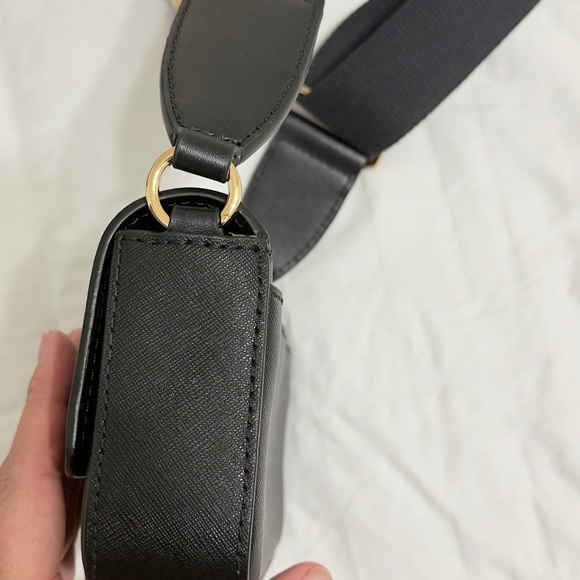 Michael Kors Elegant Black Crossbody with Gold Accents - Picture 3 of 8